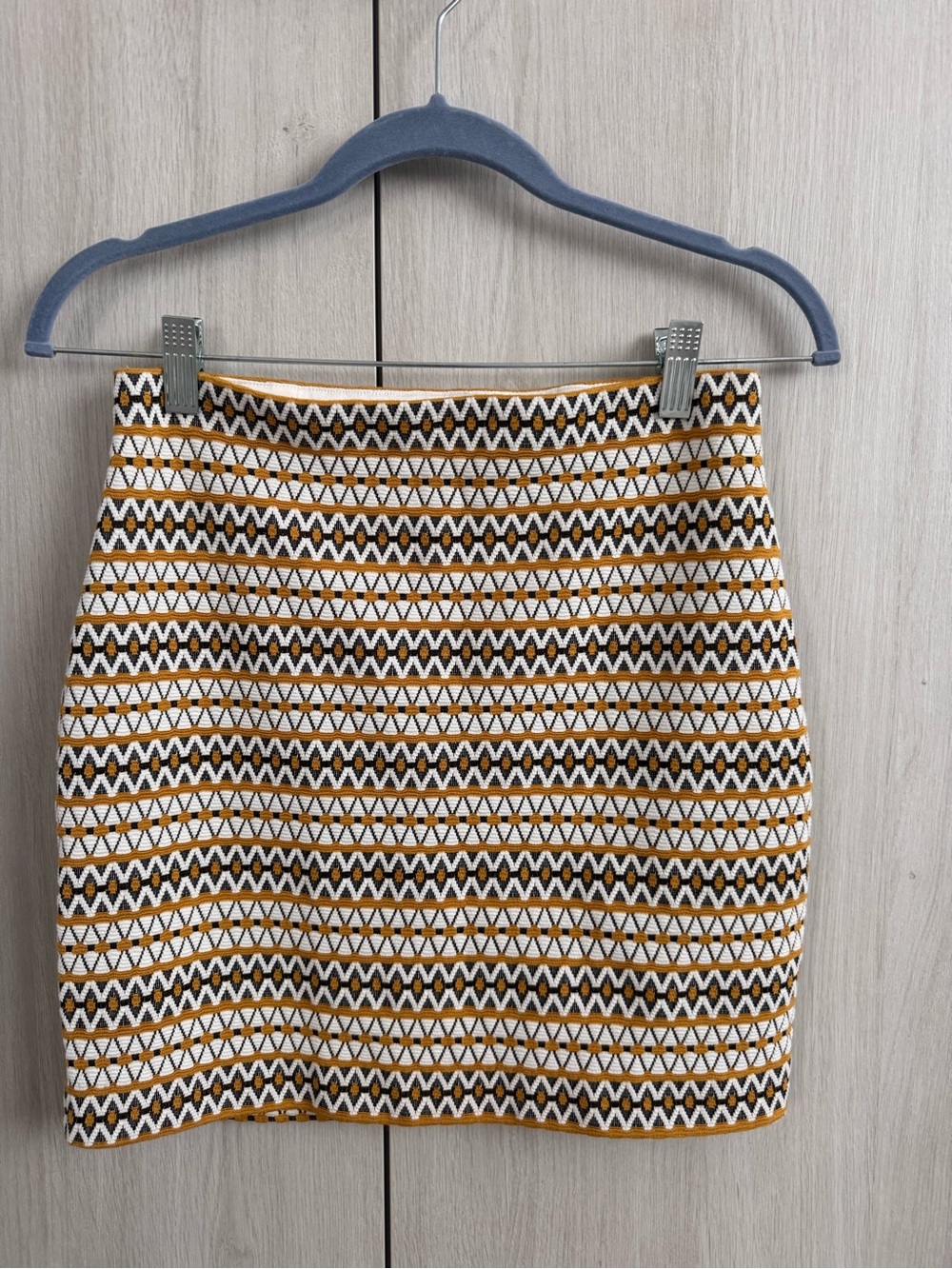 Express Geo-Pattern Knit Mini Skirt in Mustard, Black, and White Sz XS